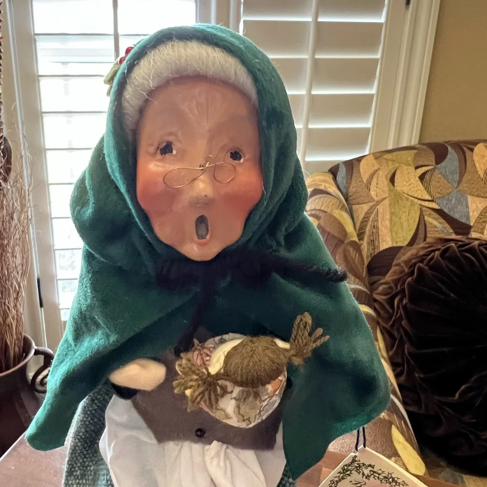 Byer’s Choice,‎ The cries of London (The Carolers) Doll lady